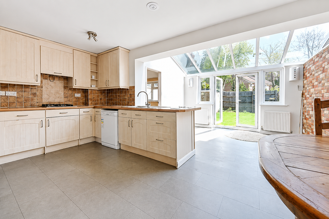 14, Broomfield Close, Guildford photo 4