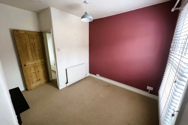 Terraced house to rent in Greenfield Road, Newport Pagnell, Buckinghamshire.