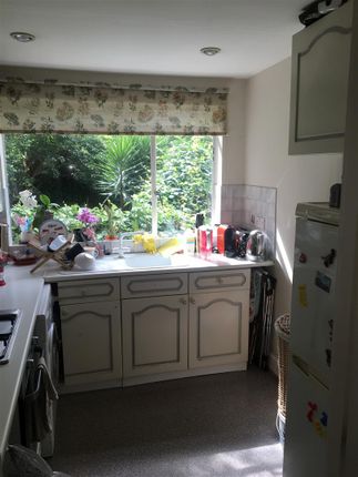 Flat to rent in Cornwall Crescent, London