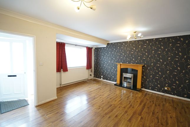 Terraced house to rent in Maple Road, Grays