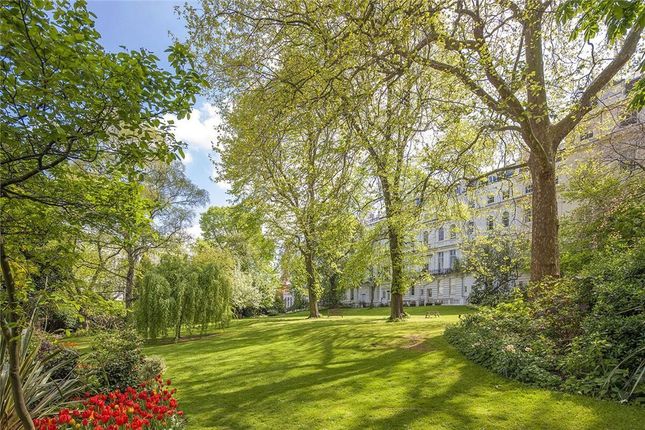 Flat to rent in Ladbroke Gardens, London