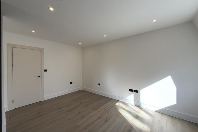 14 Crown Gate, Church Road, Claygate photo 5
