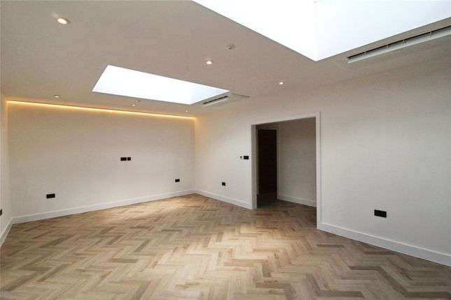 13A,, Kenley Gardens, Hornchurch photo 4