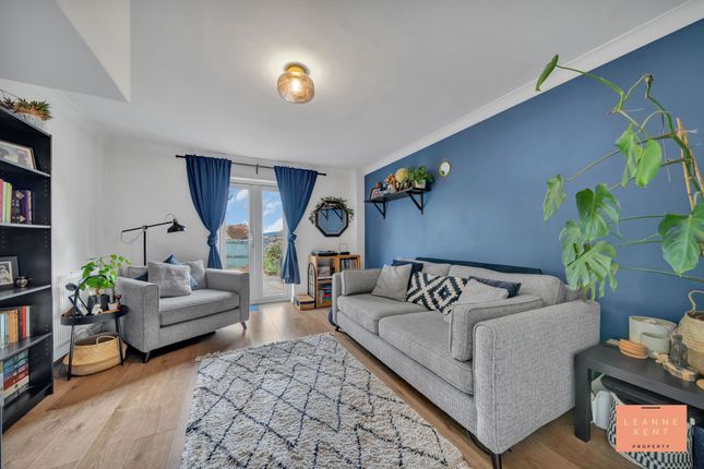 15 Cae Nant Gledyr, Caerphilly photo 2