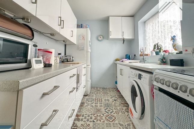 16 Miltsin Avenue, Canvey Island photo 3