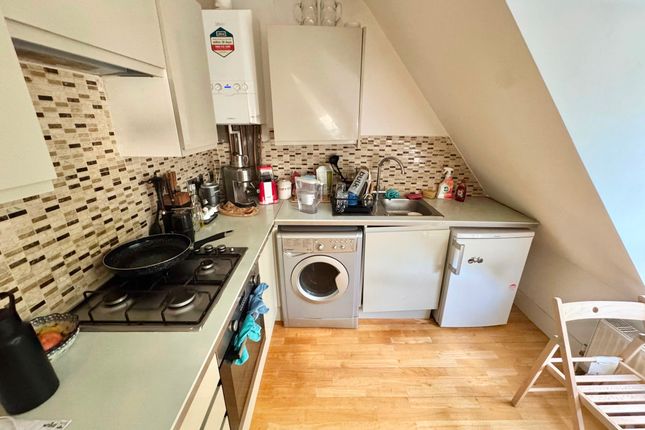 27d Hartham Road, London photo 3