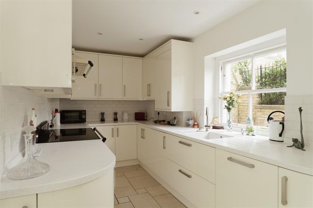 Flat 9, Helena House, Royal Earlswood Park, Redhill photo 2