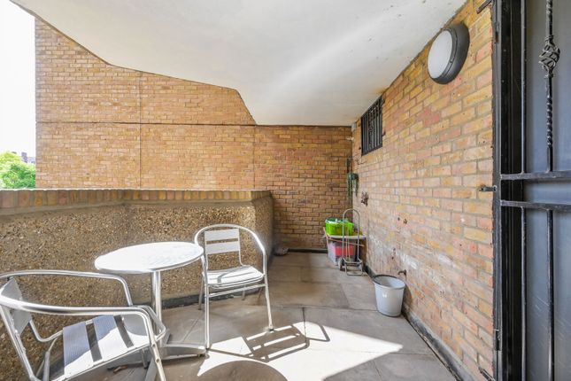 1-bed flat on Burr Close , E1W, Wapping, £300,000