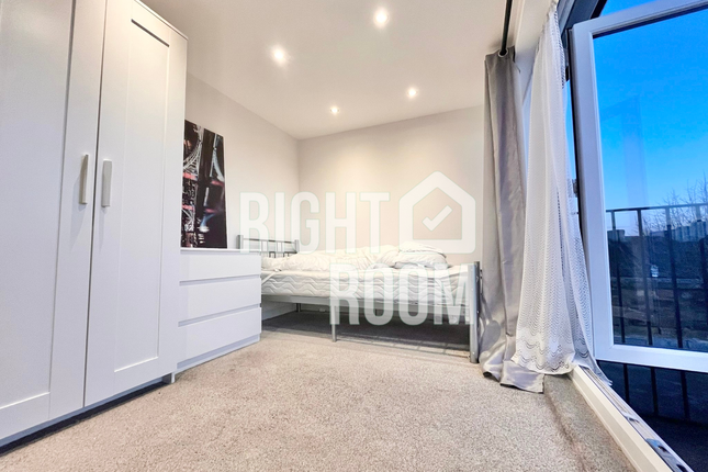 Balcony Room 4, 31 Rosebank Road, London photo 3