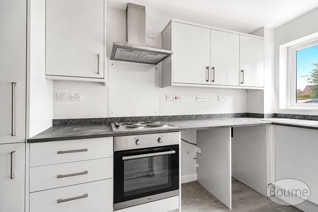 13, Woodger Close, Guildford photo 4