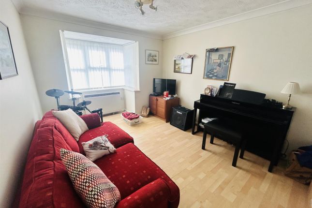 Flat for sale in Snowdon Close, Eastbourne