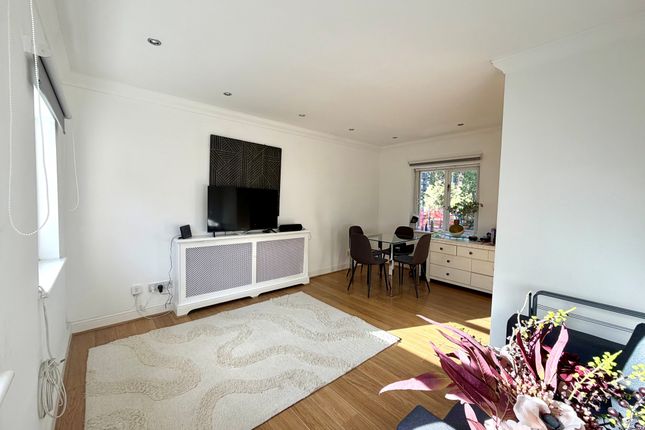 Mortimer Crescent, London photo 3
