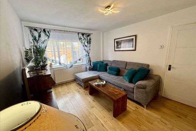 54, Nene Gardens, Feltham photo 3