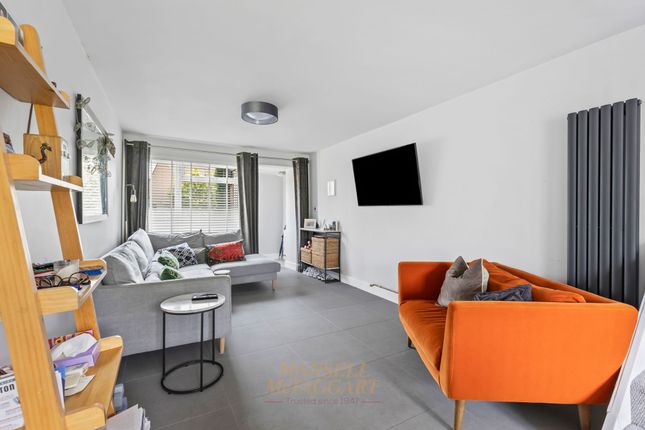 4 Payne Close, Crawley photo 4
