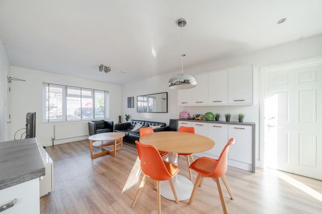1 KINROSS DRIVE, Kinross Drive, Sunbury-On-Thames photo 4