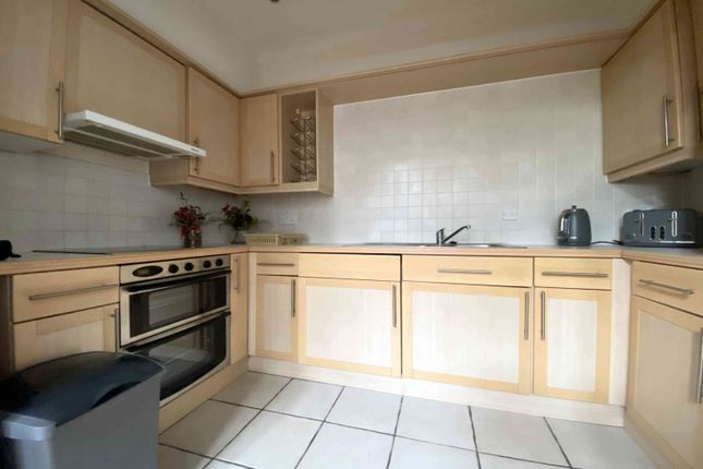 Flat 37, Lavender Court, Lavender Close, Leatherhead photo 3