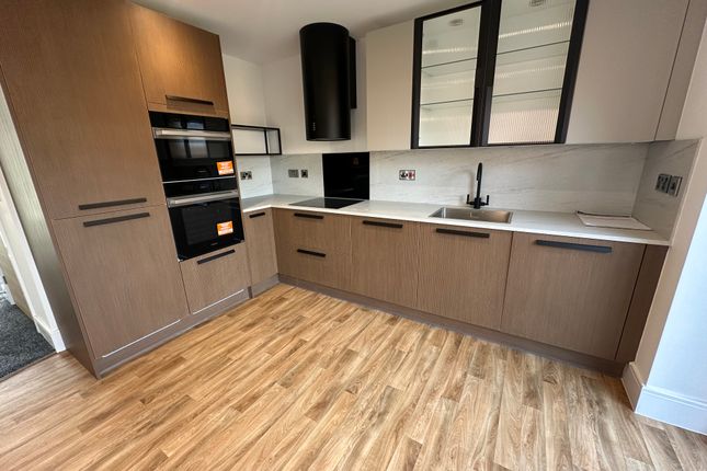 12, Hollowsbrook Road, DONCASTER photo 3