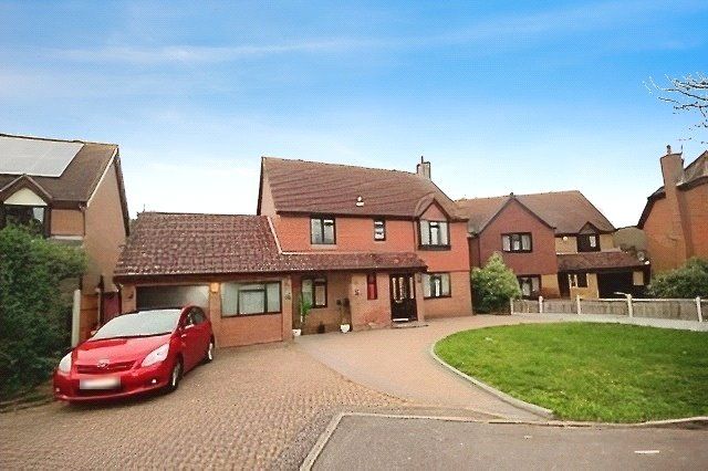 Detached house to rent in Barley Close, Langdon Hills, Basildon