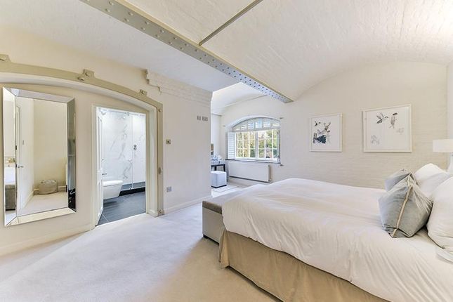 Flat to rent in Ivory House, East Smithfield, London E1W.