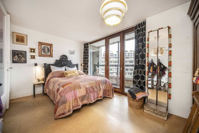 Flat 42, Cromwell Tower, Barbican, London photo 4