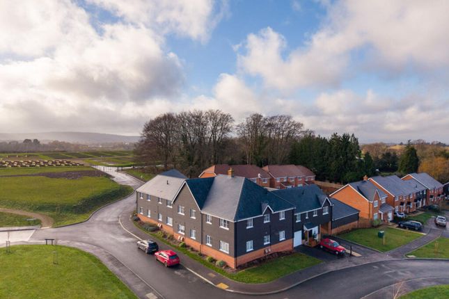 2-bed flat on 12 Nursery Rise, Pulborough, £240,000