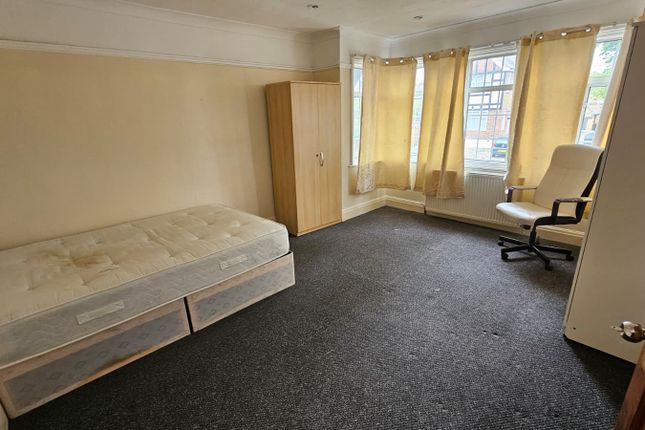68, Windermere Avenue, Wembley photo 2
