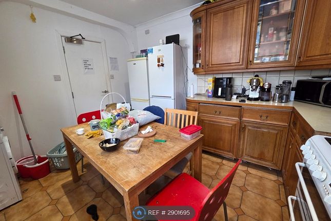 Flat, Finwhale House Glengall Grove, London photo 5