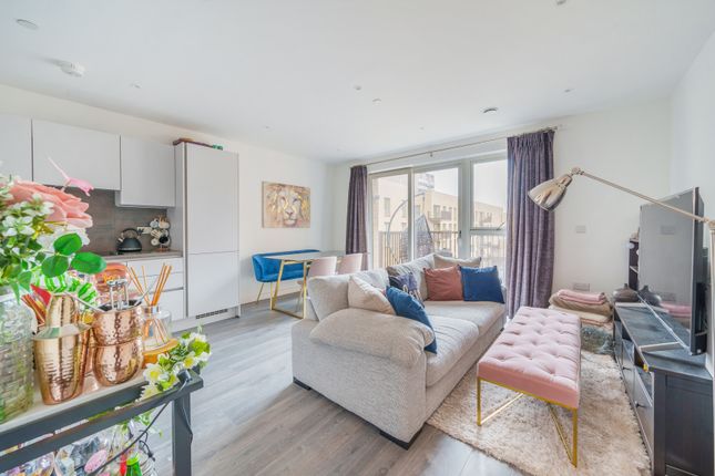 Flat for sale in Peregrine Apartments, 30 Moorhen Drive, London