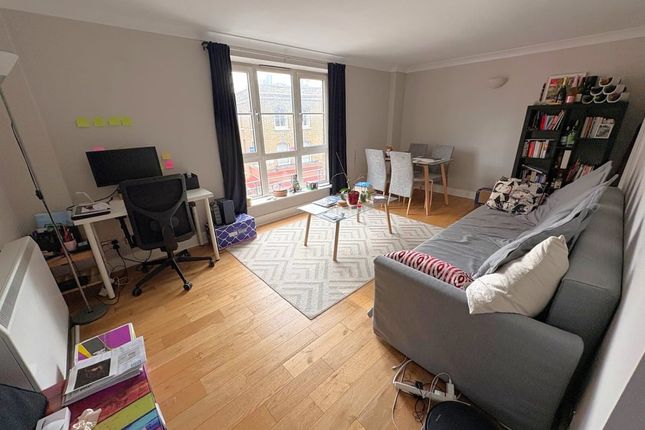 Flat 7, Roberts Court, London photo 2
