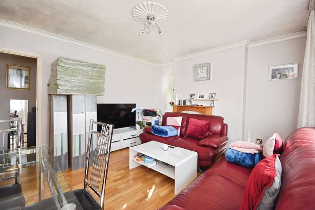 24, Oundle House, Montgomery Crescent, Romford photo 4