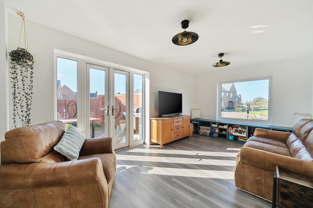 16, Hornbeam Way, Surrey photo 3