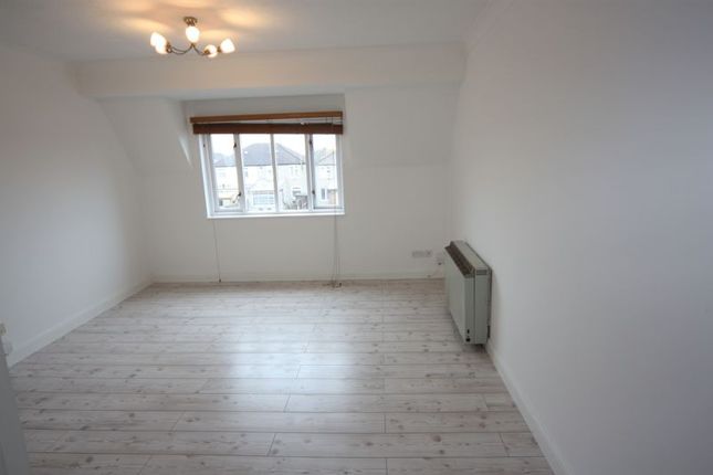 Flat to rent in Allington Close, Greenford