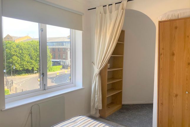 Codling Close, London photo 5