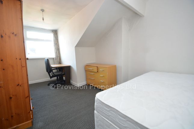 Terraced house to rent in Welton Mount, Hyde Park, Leeds