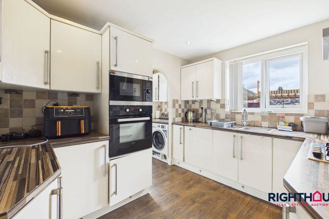 17 Ash Croft, Bradford photo 4