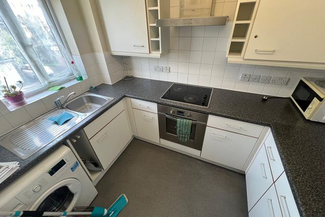 Flat to rent in Genista Road, London