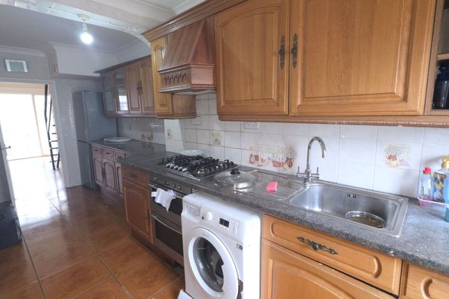 58 Yoxley Drive, Ilford photo 3