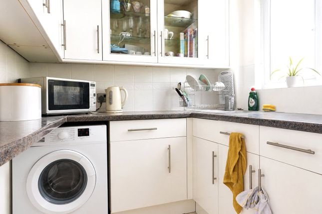 Flat 12, 102, Friars Avenue, London photo 4