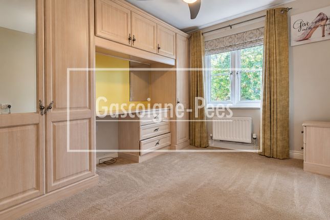 83, Guildford photo 4