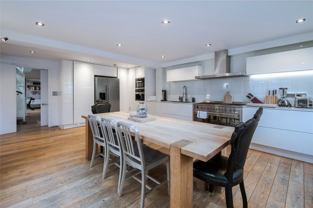 Flat for sale in York Way, London
