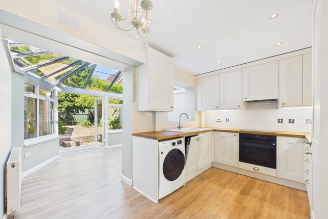 17, Roundway, Haywards Heath photo 3