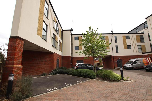 Thumbnail Flat to rent in Longacres Way, Chichester