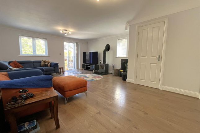 12, Sprague Close, Weymouth photo 4