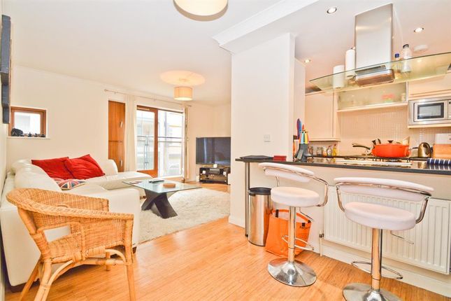 Thumbnail Flat for sale in Waterson Street, Shoreditch