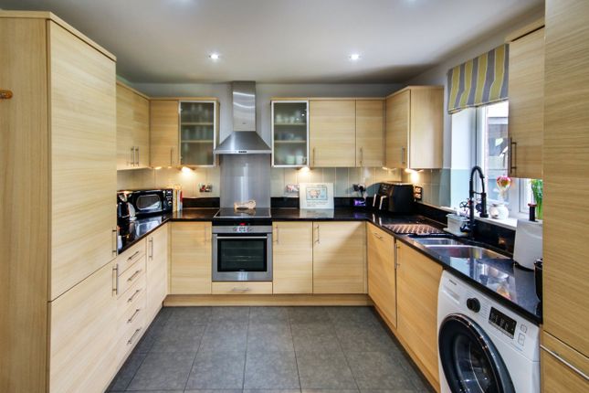 5, Springfield Gardens, Felbridge photo 4