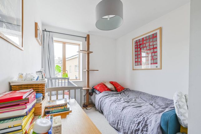 Thumbnail Flat to rent in Clock View Crescent, Islington, London