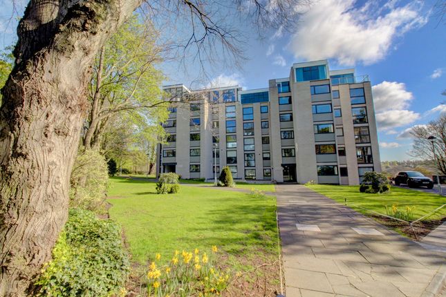 Flat for sale in Lakeview Court, Leeds