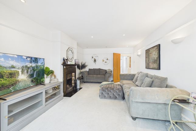 123, Brackley Road, Hazlemere, Buckinghamshire, HP15 7EY photo 3
