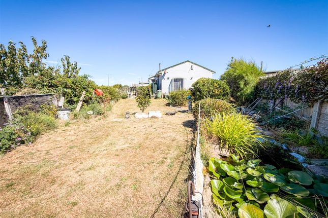 5, Bishops Gardens, Seawick, St. Osyth photo 3