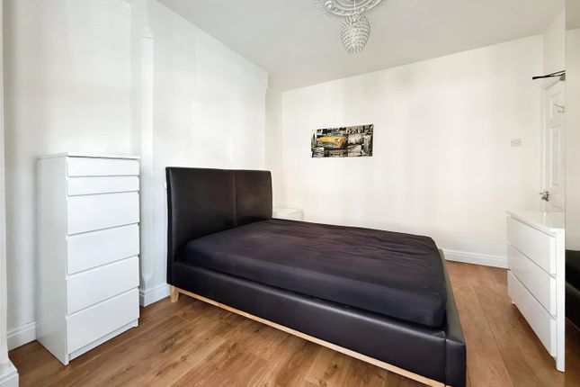 6, Rosebery Avenue photo 2